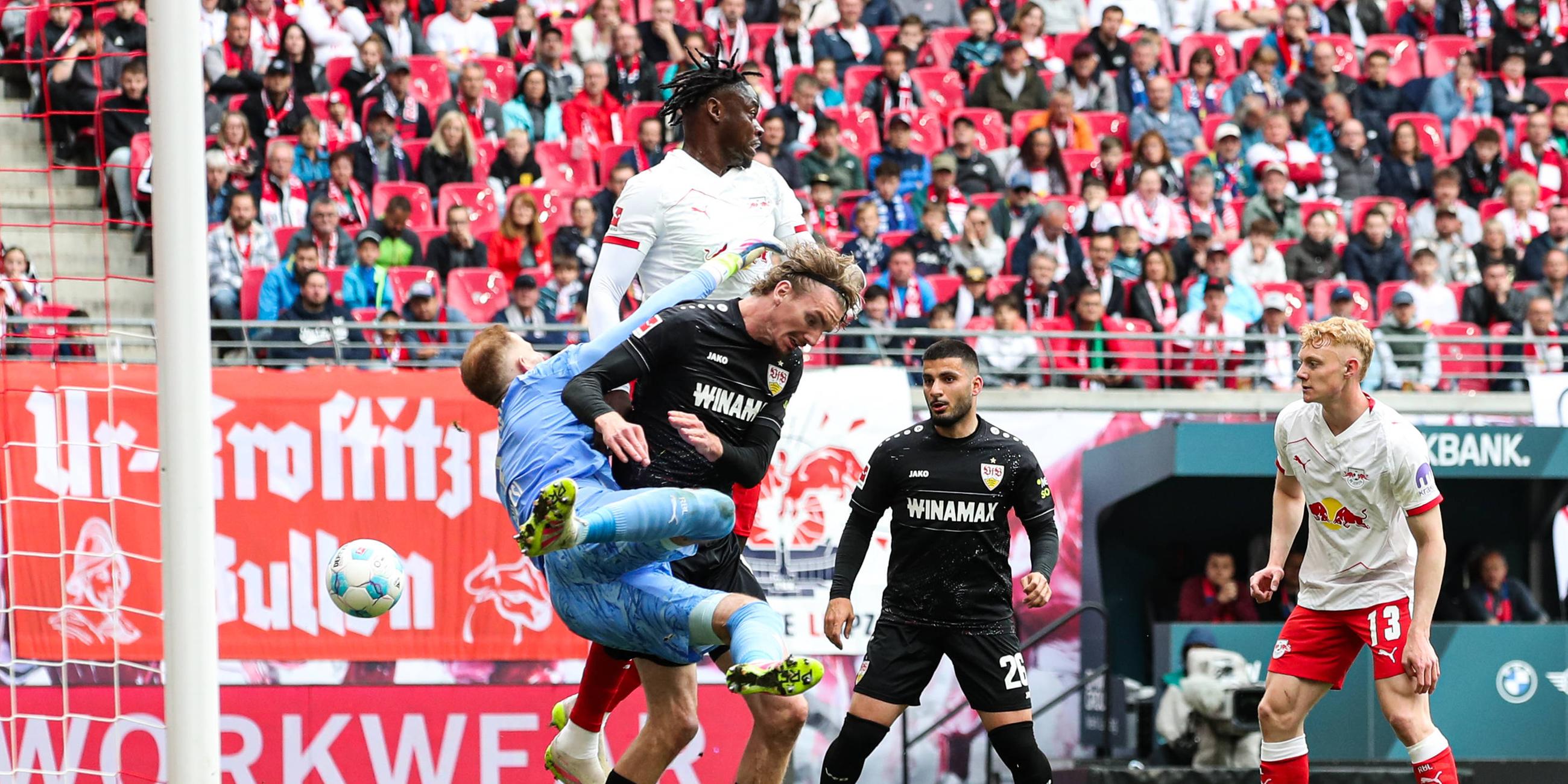 Nick Woltemade (VfB Stuttgart,11) gegen Torwart Peter Gulacsi (RB Leipzig,1) und El Chadaille Bitshiabu (RB Leipzig,5).