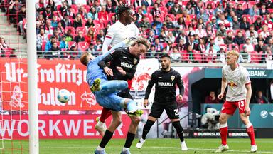 Nick Woltemade (VfB Stuttgart,11) gegen Torwart Peter Gulacsi (RB Leipzig,1) und El Chadaille Bitshiabu (RB Leipzig,5).