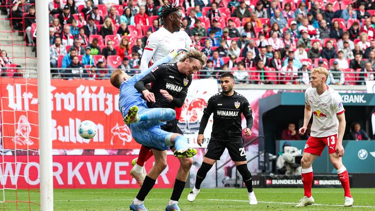 Nick Woltemade (VfB Stuttgart,11) gegen Torwart Peter Gulacsi (RB Leipzig,1) und El Chadaille Bitshiabu (RB Leipzig,5).