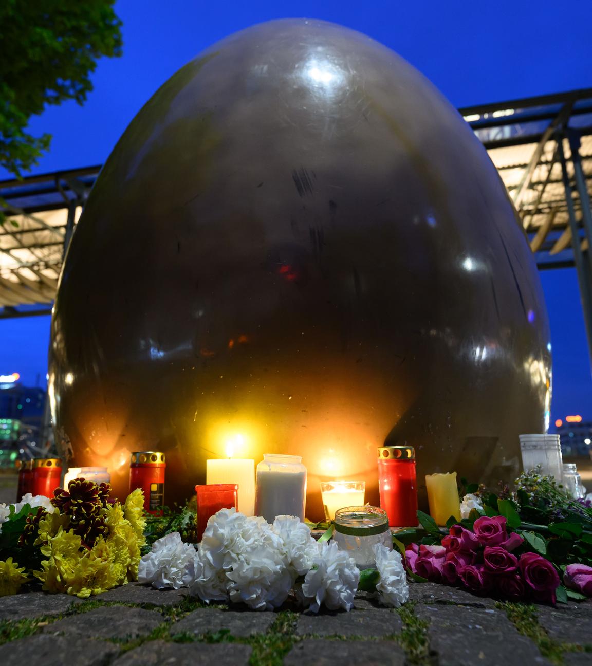 Kerzen und Blumen liegen nach der mutmaßlichen Amokfahrt in Leipzig mit zwei Todesopfern und drei Schwerverletzten an der Zufahrt zur Grimmaischen Straße.