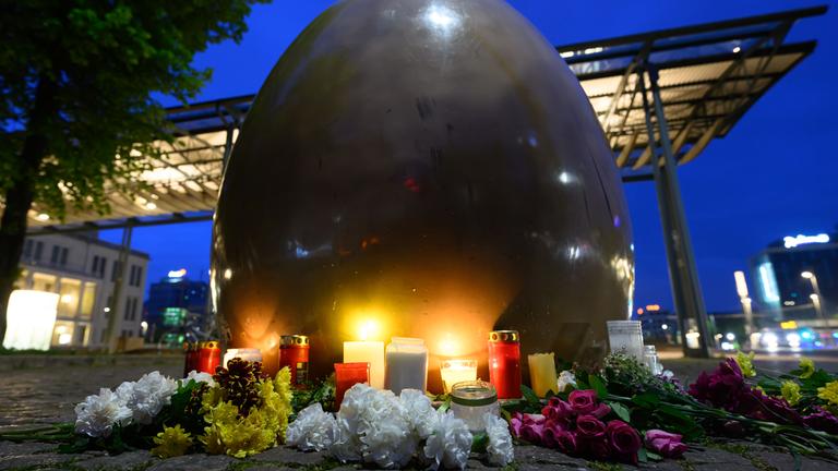 Kerzen und Blumen liegen nach der mutmaßlichen Amokfahrt in Leipzig mit zwei Todesopfern und drei Schwerverletzten an der Zufahrt zur Grimmaischen Straße.