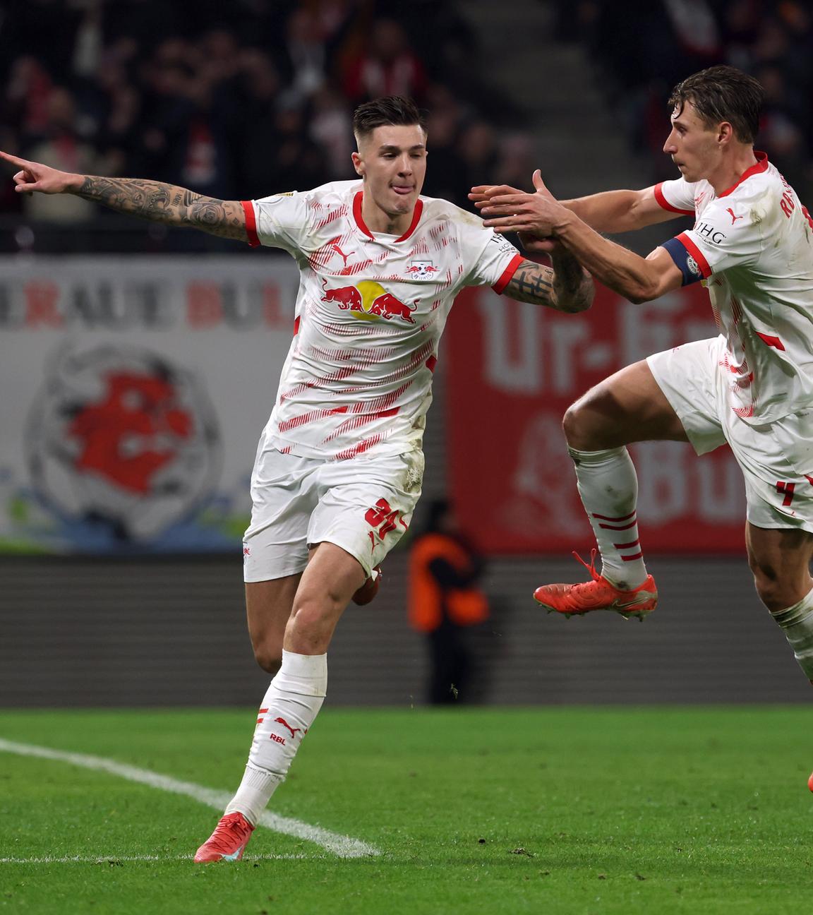 DFB-Pokal, RB Leipzig - VfL Wolfsburg, Viertelfinale: Leipzigs Benjamin Sesko (l.) jubelt mit Willi Orban über sein Elfmetzer-Tor zum 1:0. 