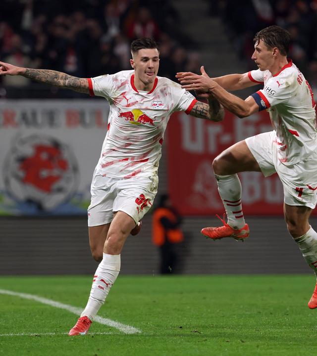 DFB-Pokal, RB Leipzig - VfL Wolfsburg, Viertelfinale: Leipzigs Benjamin Sesko (l.) jubelt mit Willi Orban über sein Elfmetzer-Tor zum 1:0. 