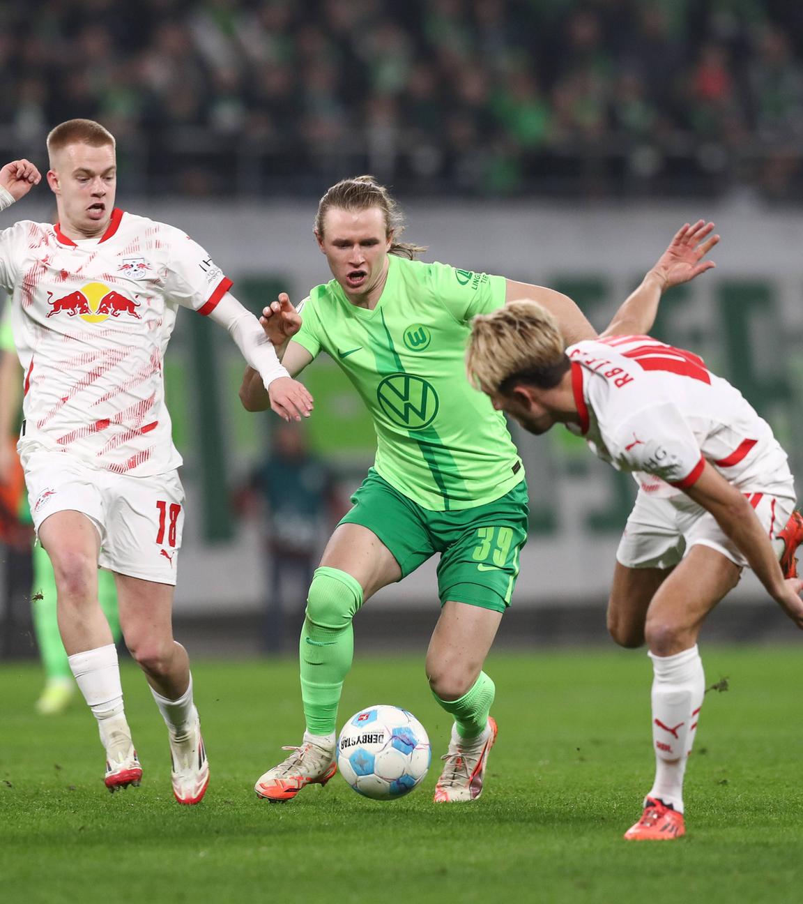 DFB-Pokal, RB Leipzig - VfL Wolfsburg, Viertelfinale: Arthur Vermeeren, Patrick Wimmer (Wolfsburg) und Kevin Kampl kämpfen um den Ball