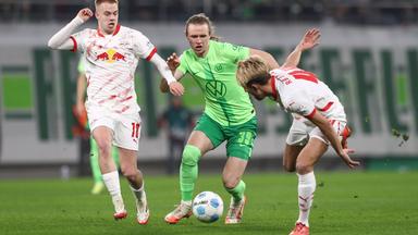 DFB-Pokal, RB Leipzig - VfL Wolfsburg, Viertelfinale: Arthur Vermeeren, Patrick Wimmer (Wolfsburg) und Kevin Kampl kämpfen um den Ball