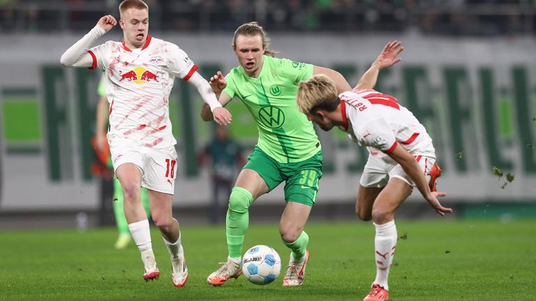 DFB-Pokal, RB Leipzig - VfL Wolfsburg, Viertelfinale: Arthur Vermeeren, Patrick Wimmer (Wolfsburg) und Kevin Kampl kämpfen um den Ball