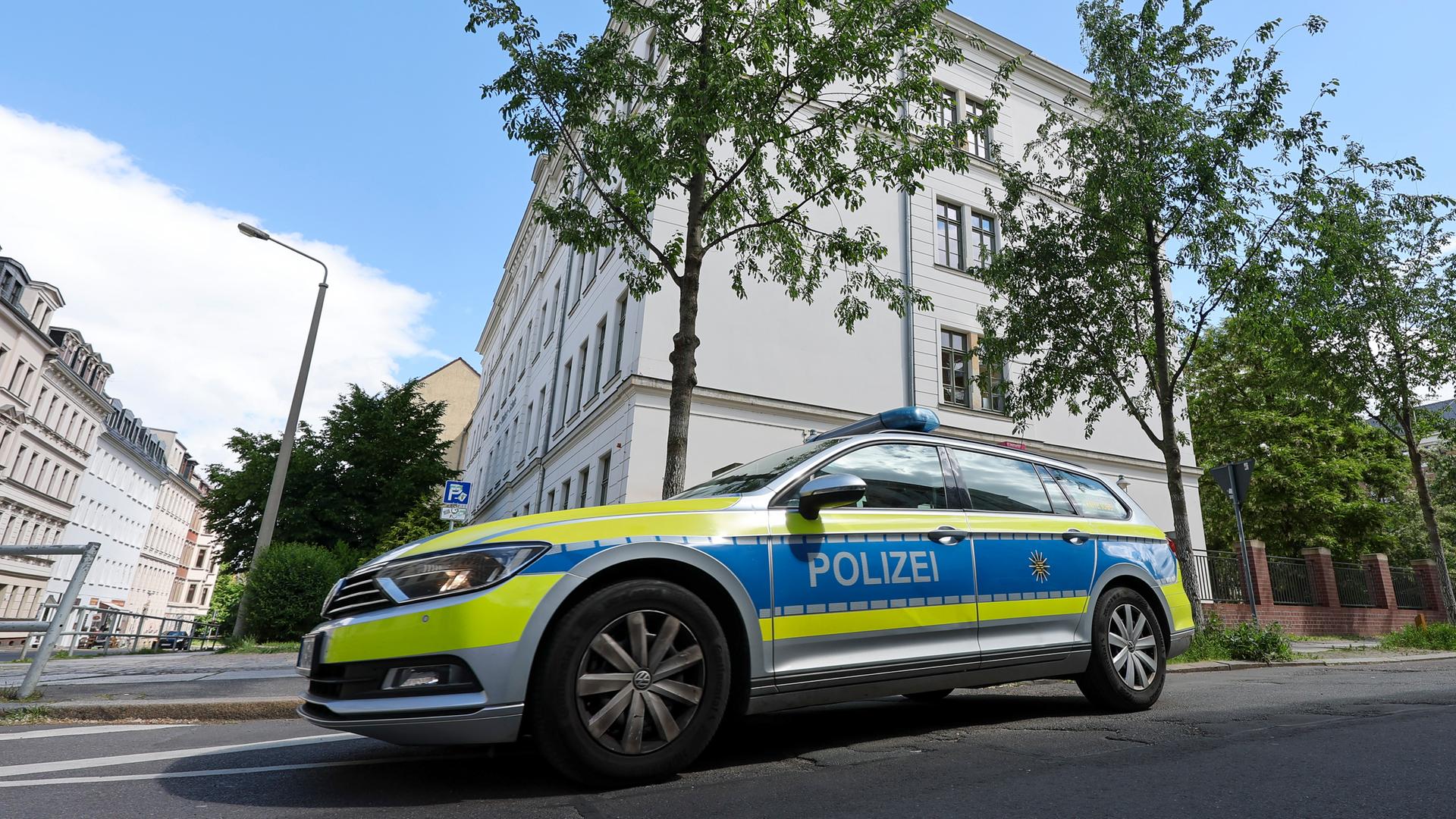 Sachsen, Leipzig: Ein Streifenwagen steht vor einer Schule in Leipzig-Reudnitz.