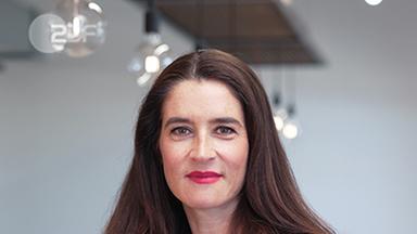 Eine Frau, im Vordergrund der Schriftzug "Leitzins: Wie beeinflusst er dein Geld?"