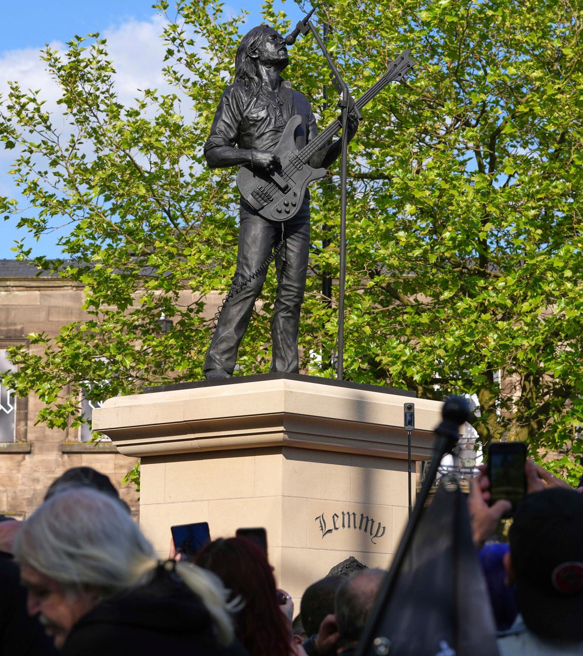 Motörhead-Fans feiern Statue für Kultrocker Lemmy Kilmister am 09.05.2025 in Burslem, Großbritannien.