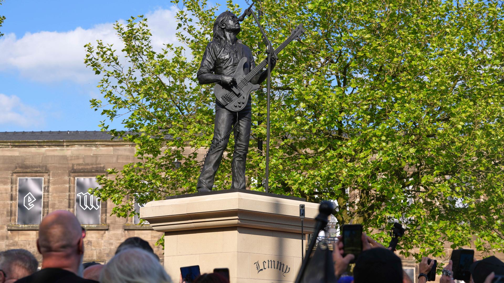 Motörhead-Fans feiern Statue für Kultrocker Lemmy Kilmister am 09.05.2025 in Burslem, Großbritannien.