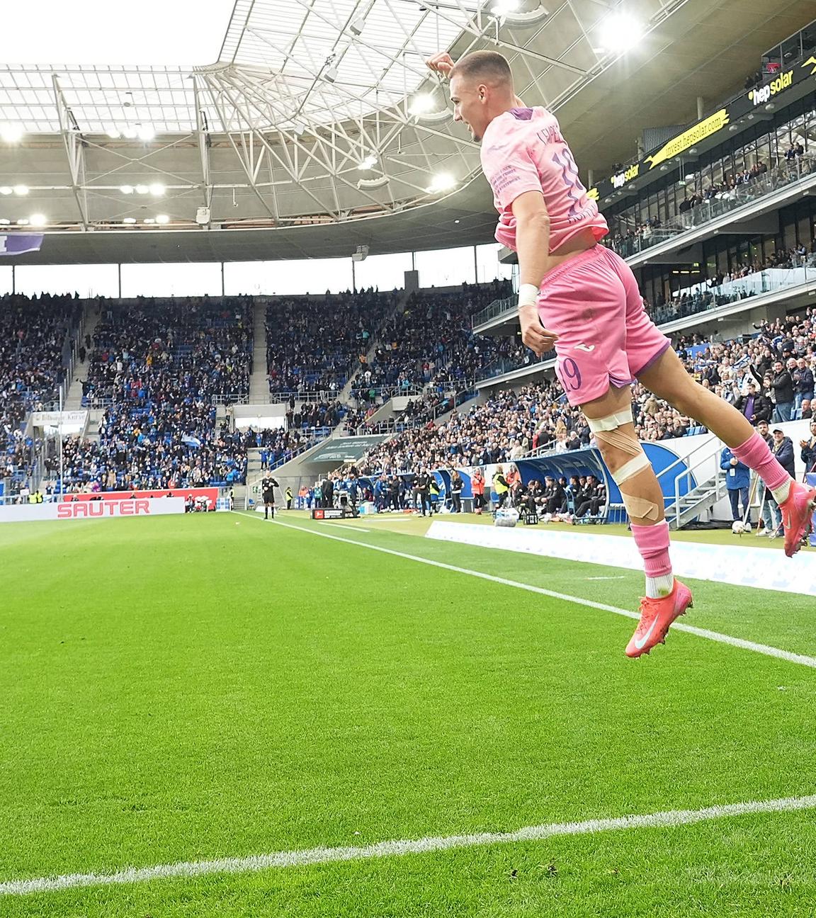 Tim Lemperle (Hoffenheim) jubelt über den Sieg im Spiel gegen Heidenheim.