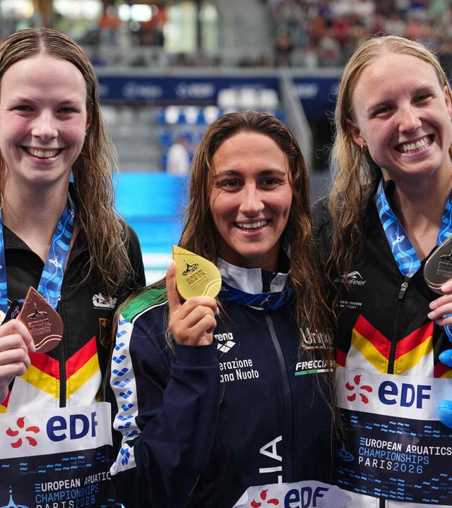Maya Werner (Bronze), Simona Quadarella (Gold) und Isabel Gose (Silber) auf dem Podium über 800 Meter Freistil bei den Europameisterschaften.