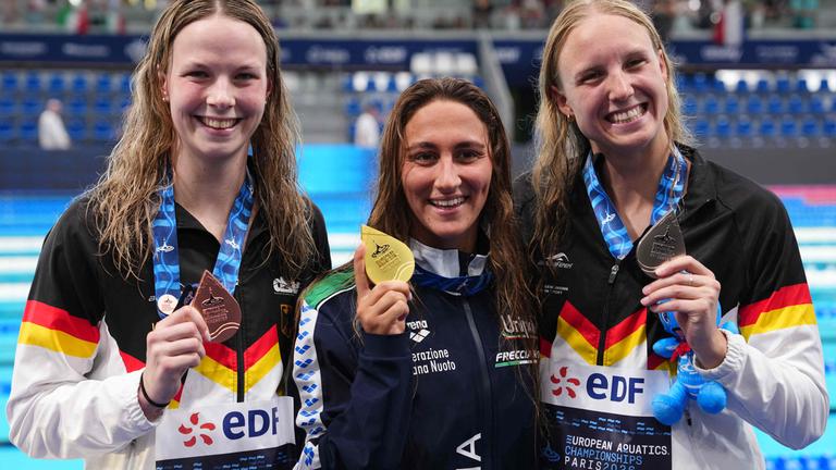 Maya Werner (Bronze), Simona Quadarella (Gold) und Isabel Gose (Silber) auf dem Podium über 800 Meter Freistil bei den Europameisterschaften.