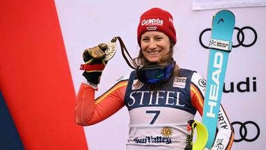Lena Dürr hält ihre Silbermedaille und Ski in der Hand.