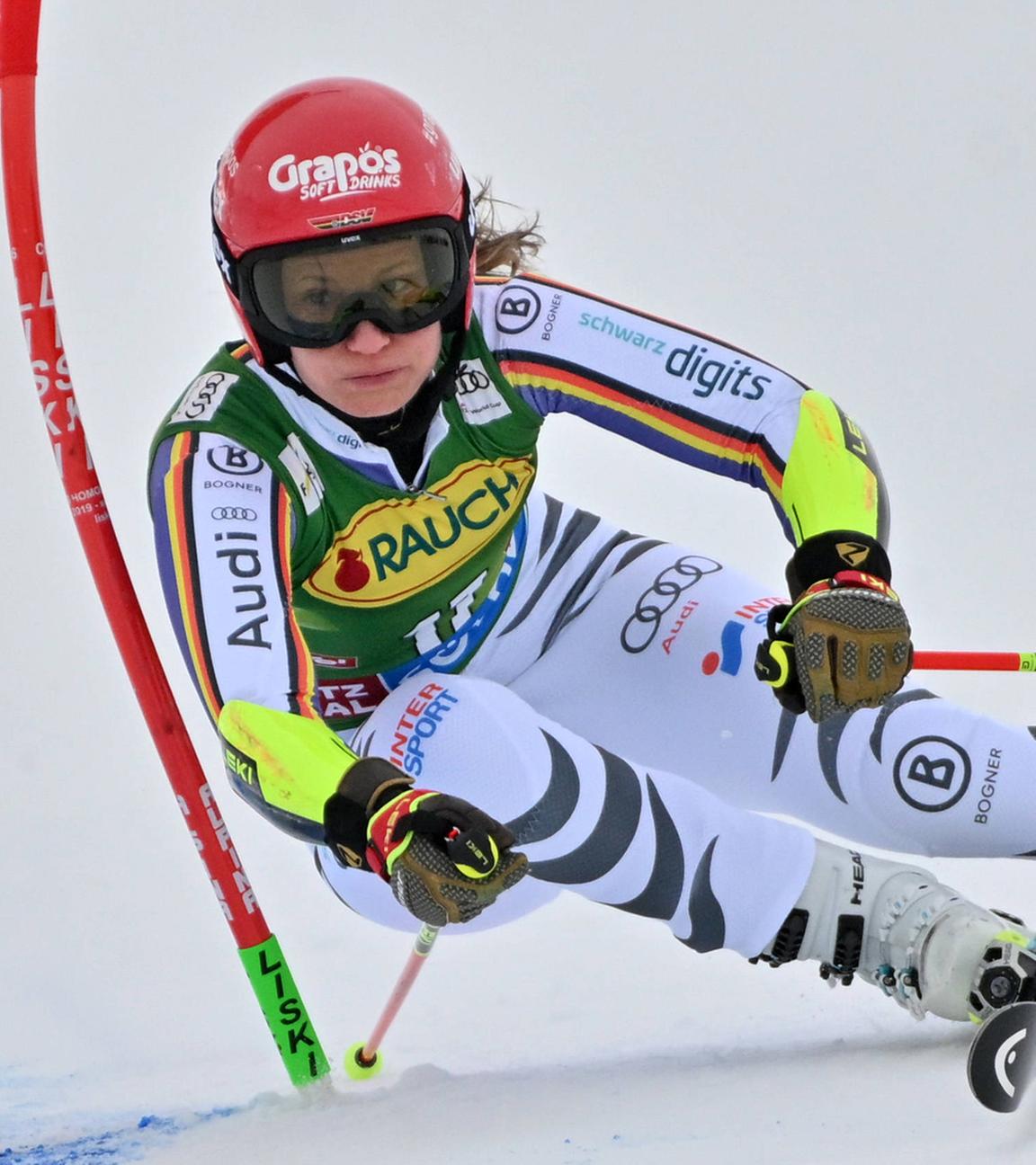 Lena Dürr aus Deutschland in Aktion während des ersten Laufs des Riesenslaloms der Frauen beim Saisonauftakt des Audi FIS Alpinen Skiweltcups auf dem Rettenbachgletscher in Sölden, Österreich.