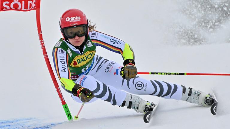Lena Dürr aus Deutschland in Aktion während des ersten Laufs des Riesenslaloms der Frauen beim Saisonauftakt des Audi FIS Alpinen Skiweltcups auf dem Rettenbachgletscher in Sölden, Österreich.
