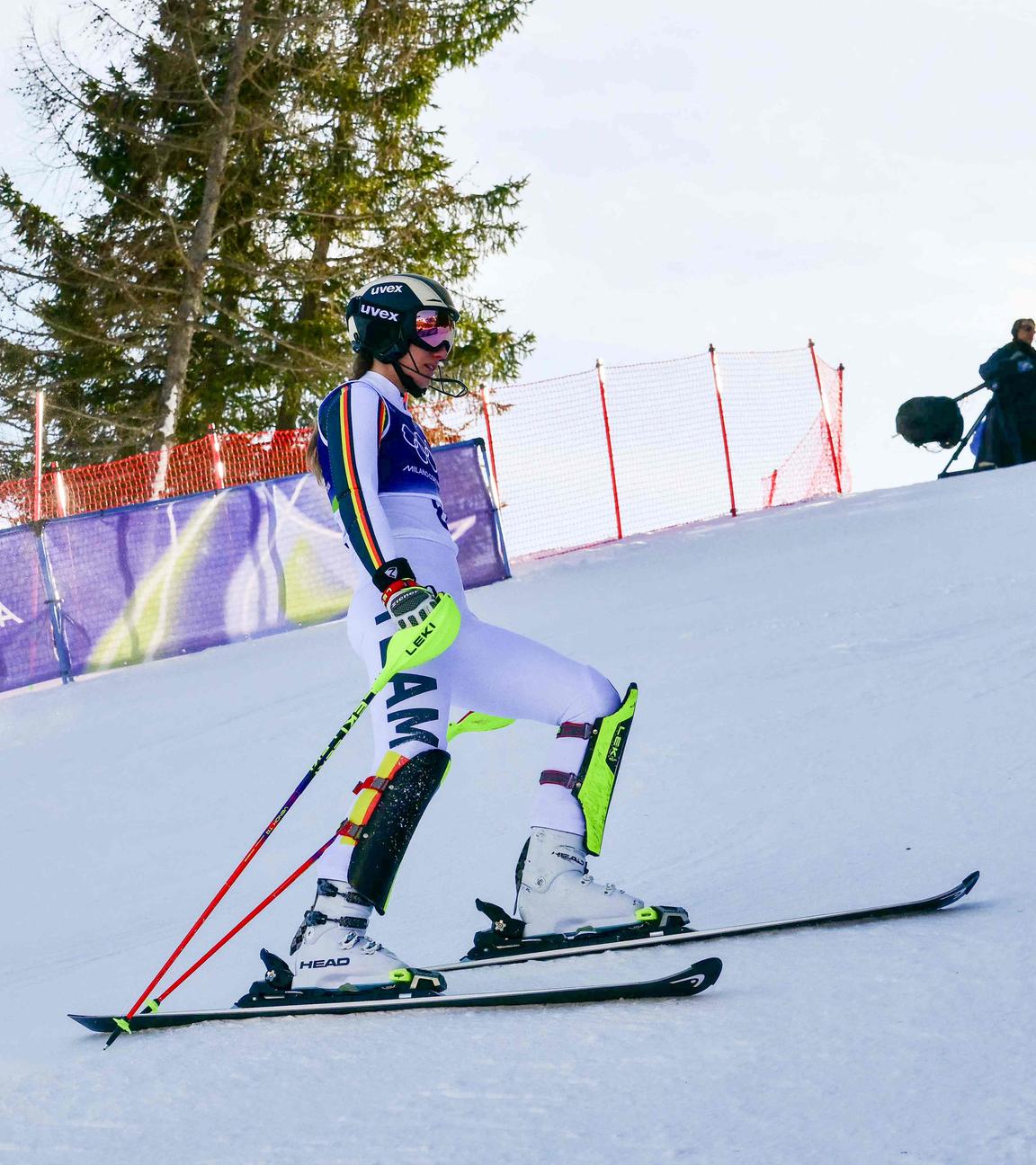 Die deutsche Skirennläuferin Lena Dürr bleibt bei der Slalom Entscheidung der Olympischen Winterspiele 2026 in Cortina im Hügel stehen