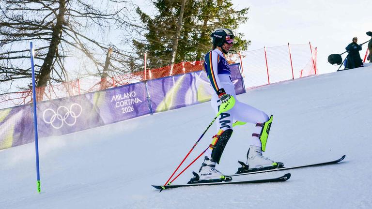 Die deutsche Skirennläuferin Lena Dürr bleibt bei der Slalom Entscheidung der Olympischen Winterspiele 2026 in Cortina im Hügel stehen