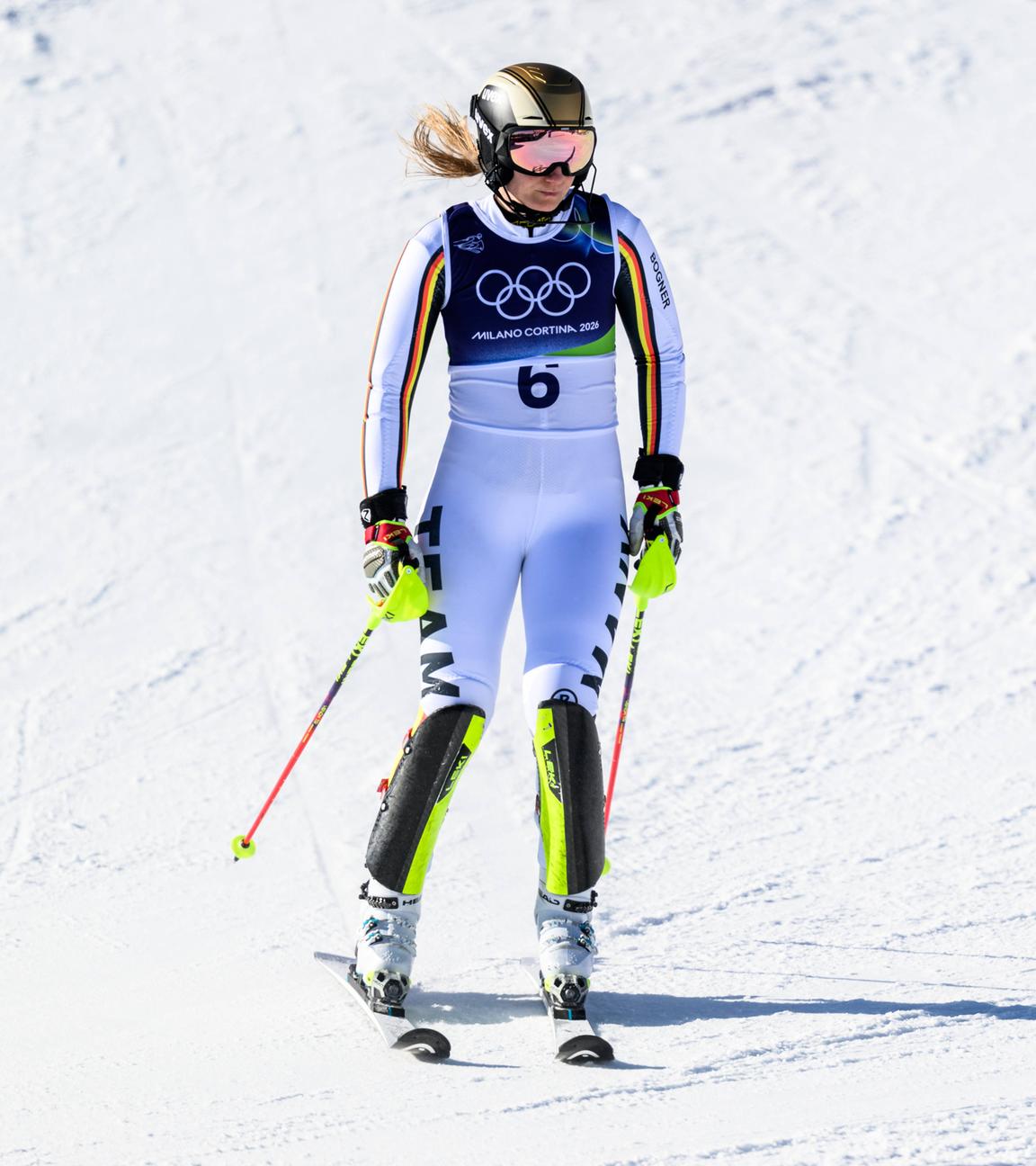 Die deutsche Skirennläuferin Lena Dürr fährt bei der Slalom Entscheidung der Olympischen Winterspiele 2026 in Cortina enttäuscht den Hügel hinab