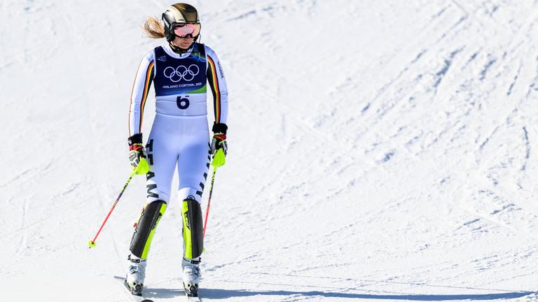 Die deutsche Skirennläuferin Lena Dürr fährt bei der Slalom Entscheidung der Olympischen Winterspiele 2026 in Cortina enttäuscht den Hügel hinab
