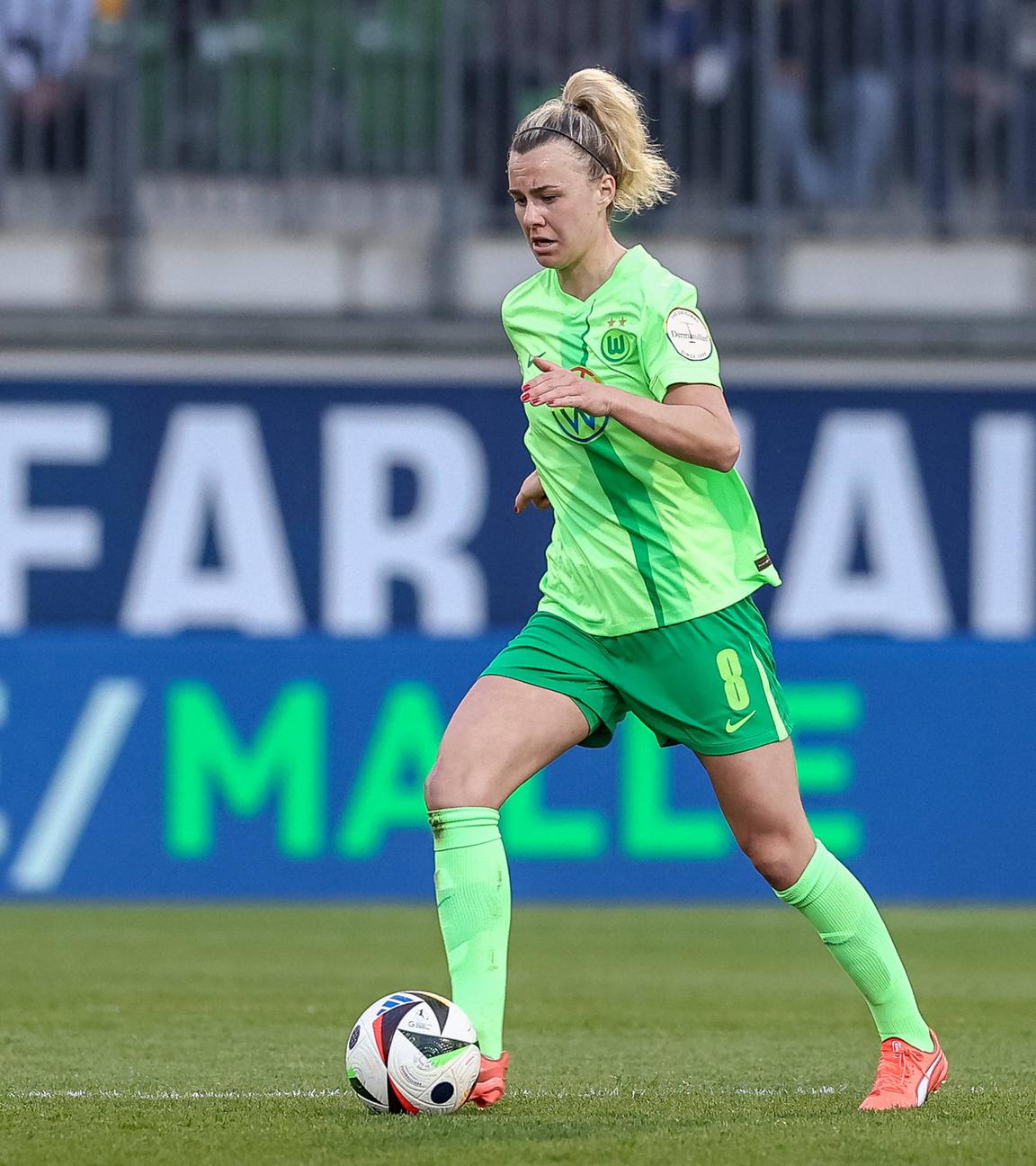 Lena Lattwein (VfL Wolfsburg) am Ball am 30.03.25.