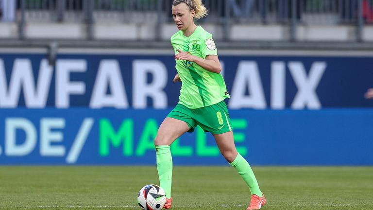Lena Lattwein (VfL Wolfsburg) am Ball am 30.03.25.