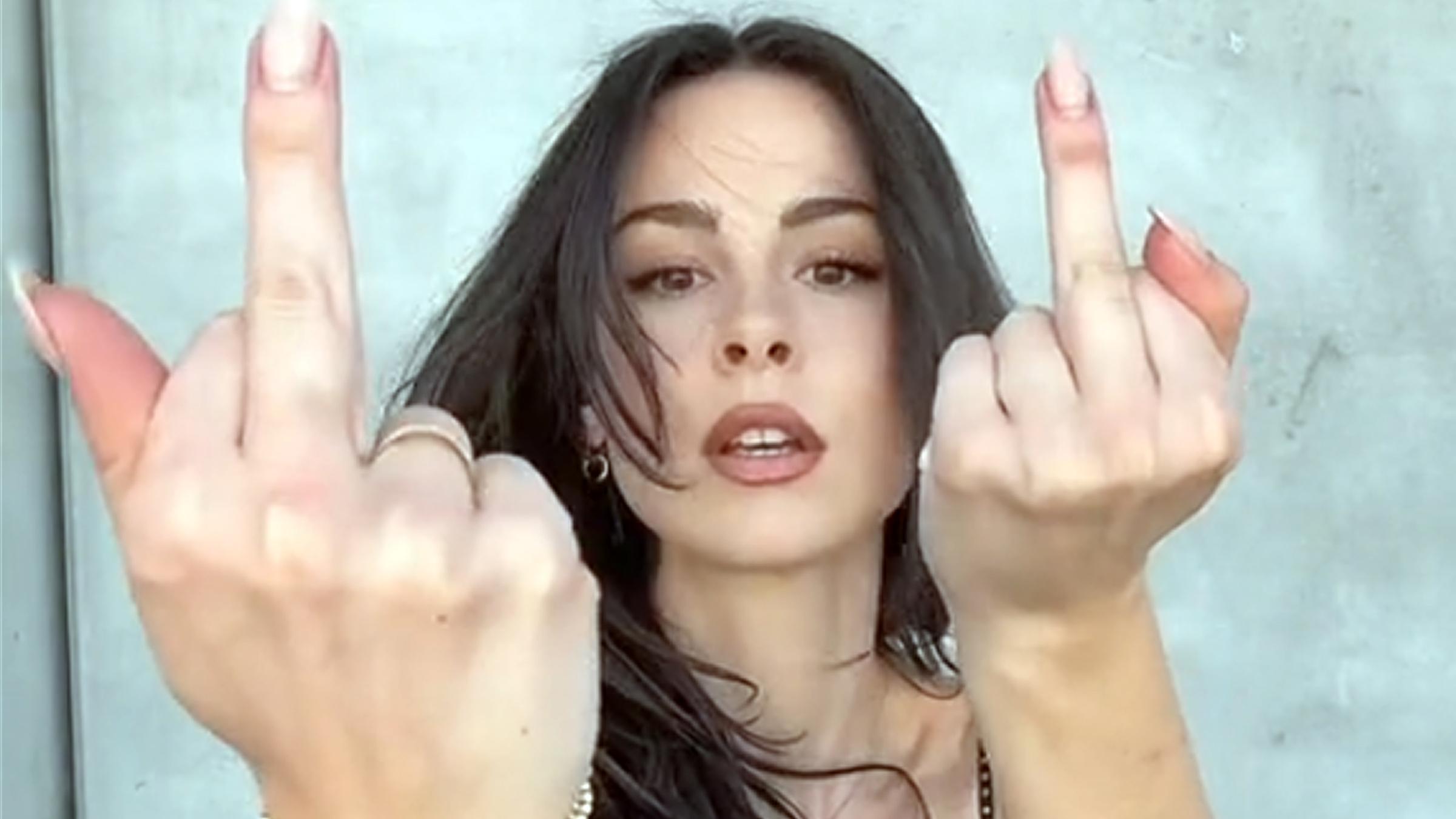 Die Sängerin Lena Meyer-Landrut zeigt zwei Mittelfinger in die Kamera