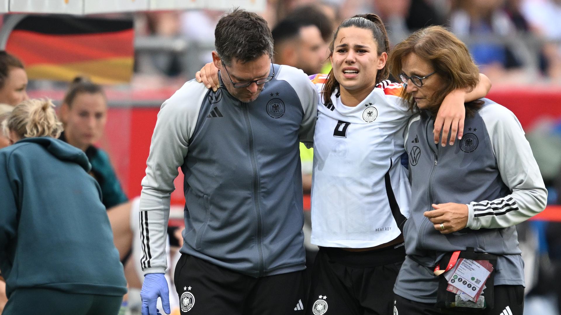 Lena Oberdorf wird verletzt vom Platz geführt