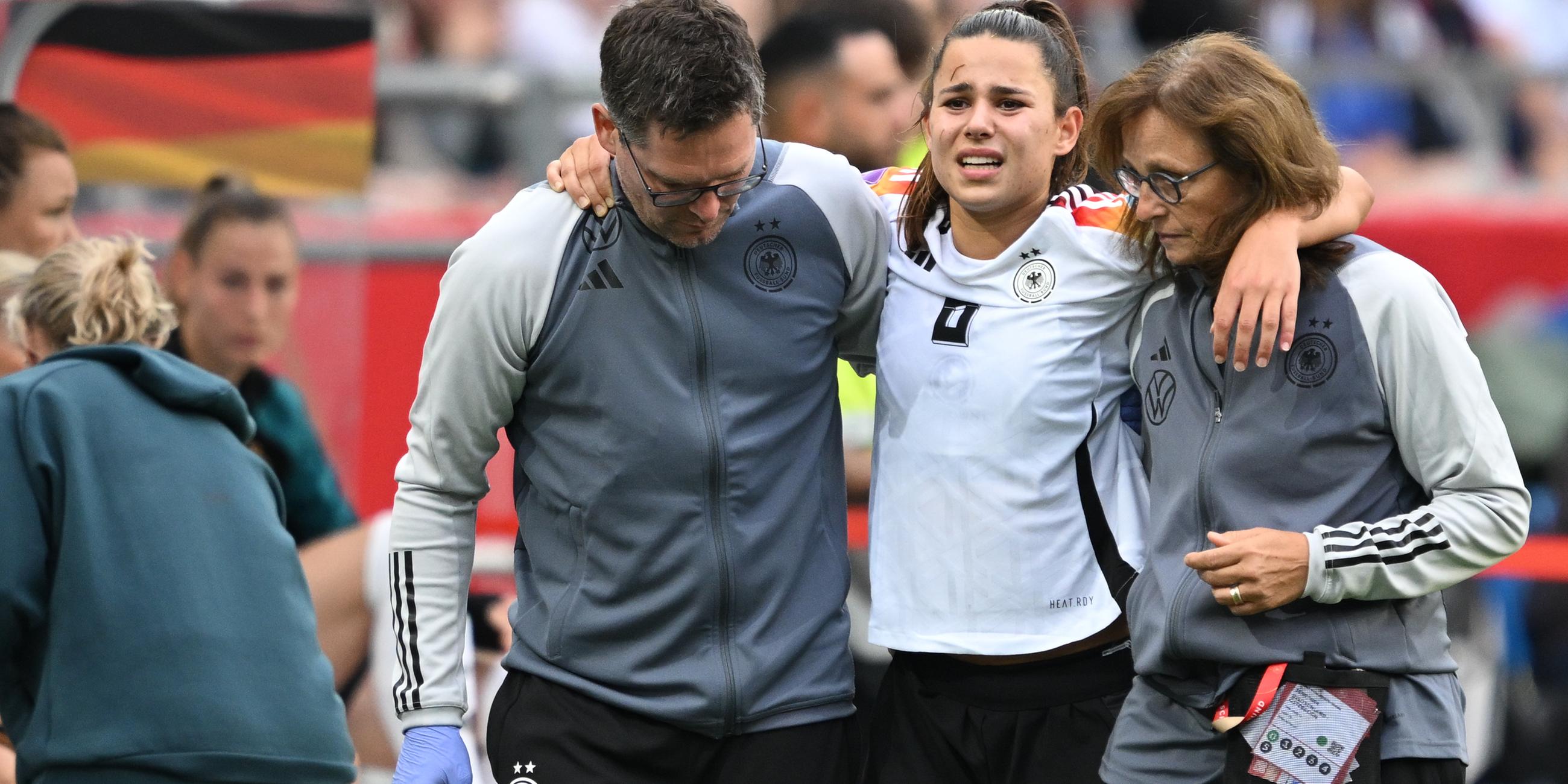 Lena Oberdorf wird verletzt vom Platz geführt