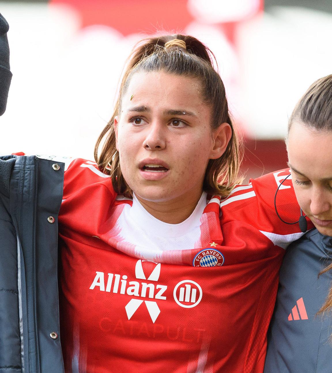 Die verletzte Lena Oberdorf (08) vom FC Bayern München wird gestützt in die Umkleidekabine gebracht. 