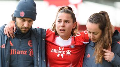 Die verletzte Lena Oberdorf (08) vom FC Bayern München wird gestützt in die Umkleidekabine gebracht. 