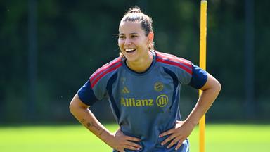 Lena Oberdorf, die Hände in die Hüften gestemmt und am lachen, beim Training für Bayern Muenchen am 16.07.2026.