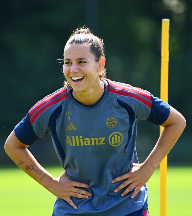 Lena Oberdorf, die Hände in die Hüften gestemmt und am lachen, beim Training für Bayern Muenchen am 16.07.2026.