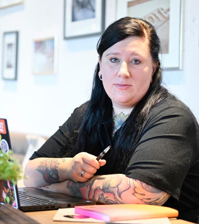Autorin Lena Schätte in einem Café in Neuenrade. (Archiv)