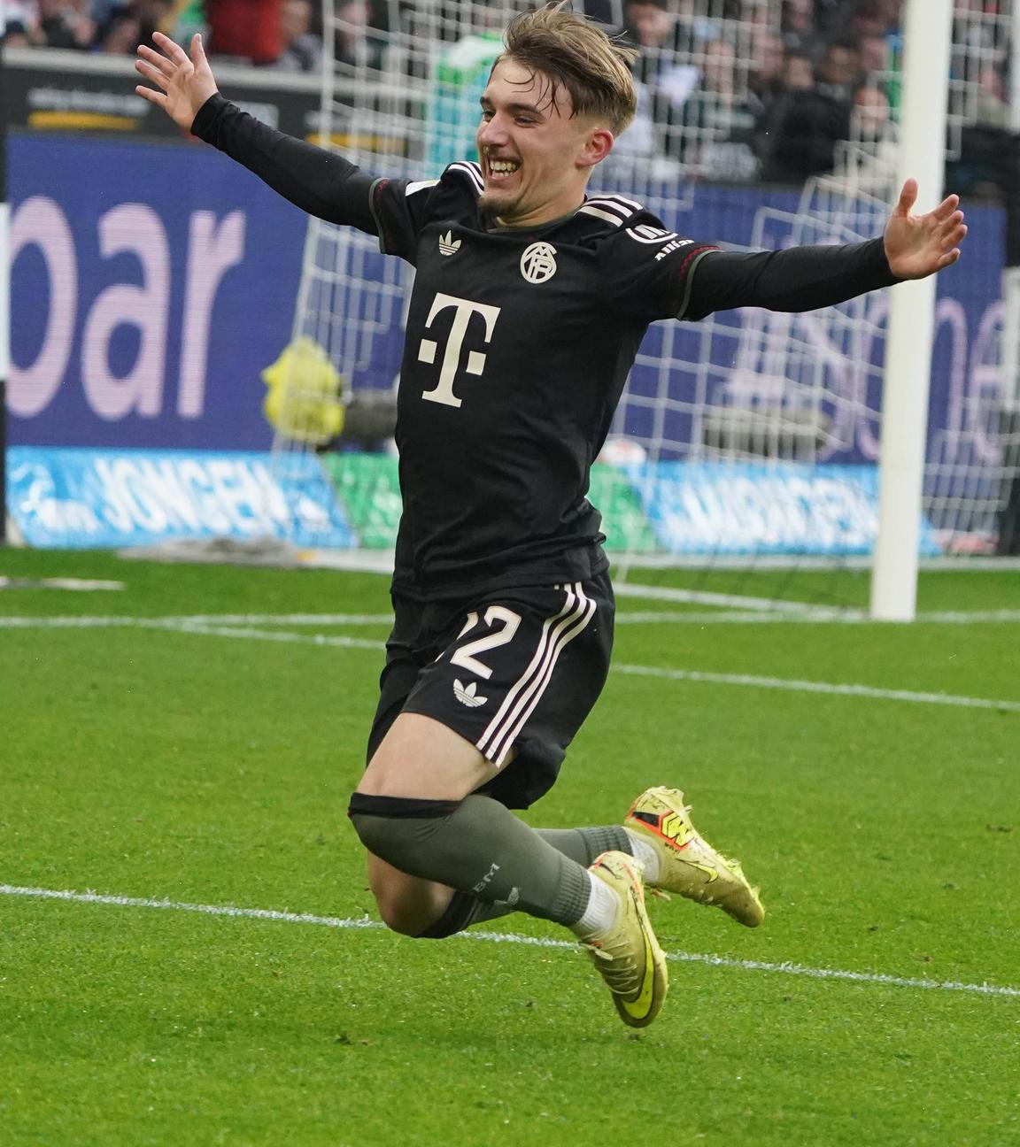 Lennart Karl vom FC Bayern München geht nach seinem Topr zum 3:0 jbelnd auf die Knie.