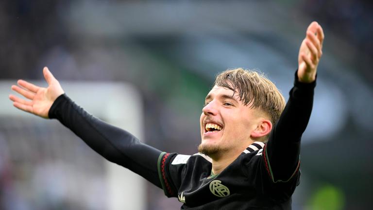 Lennart Karl vom FC Bayern München geht nach seinem Topr zum 3:0 jbelnd auf die Knie.