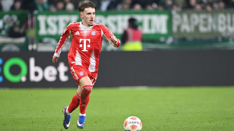 Lennart Karl während eines Fußballspiels beim FC Bayern München.