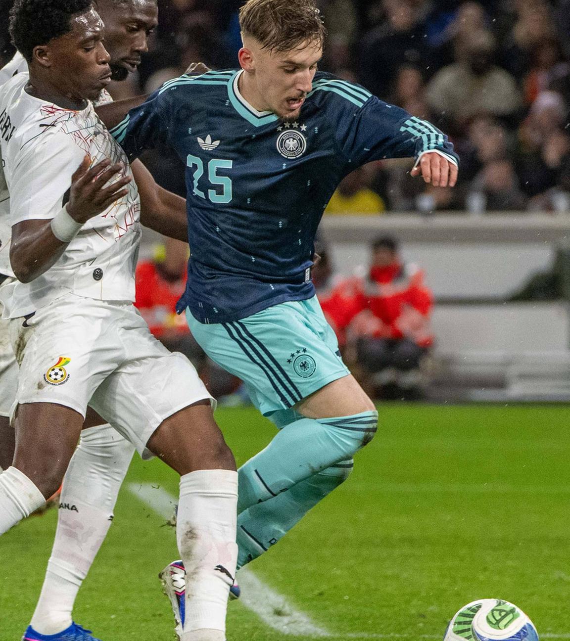 Lennart Karl (Deutschland, r.) im Zweikampf mit Derrick Köhn (Ghana) beim Länderspiel am 30. März 2026 in Stuttgart, das Deutschland mit 2:1 gewinnt. (Foto: Matthias Koch)