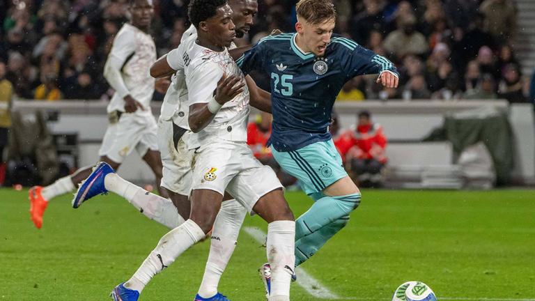 Lennart Karl (Deutschland, r.) im Zweikampf mit Derrick Köhn (Ghana) beim Länderspiel am 30. März 2026 in Stuttgart, das Deutschland mit 2:1 gewinnt. (Foto: Matthias Koch)