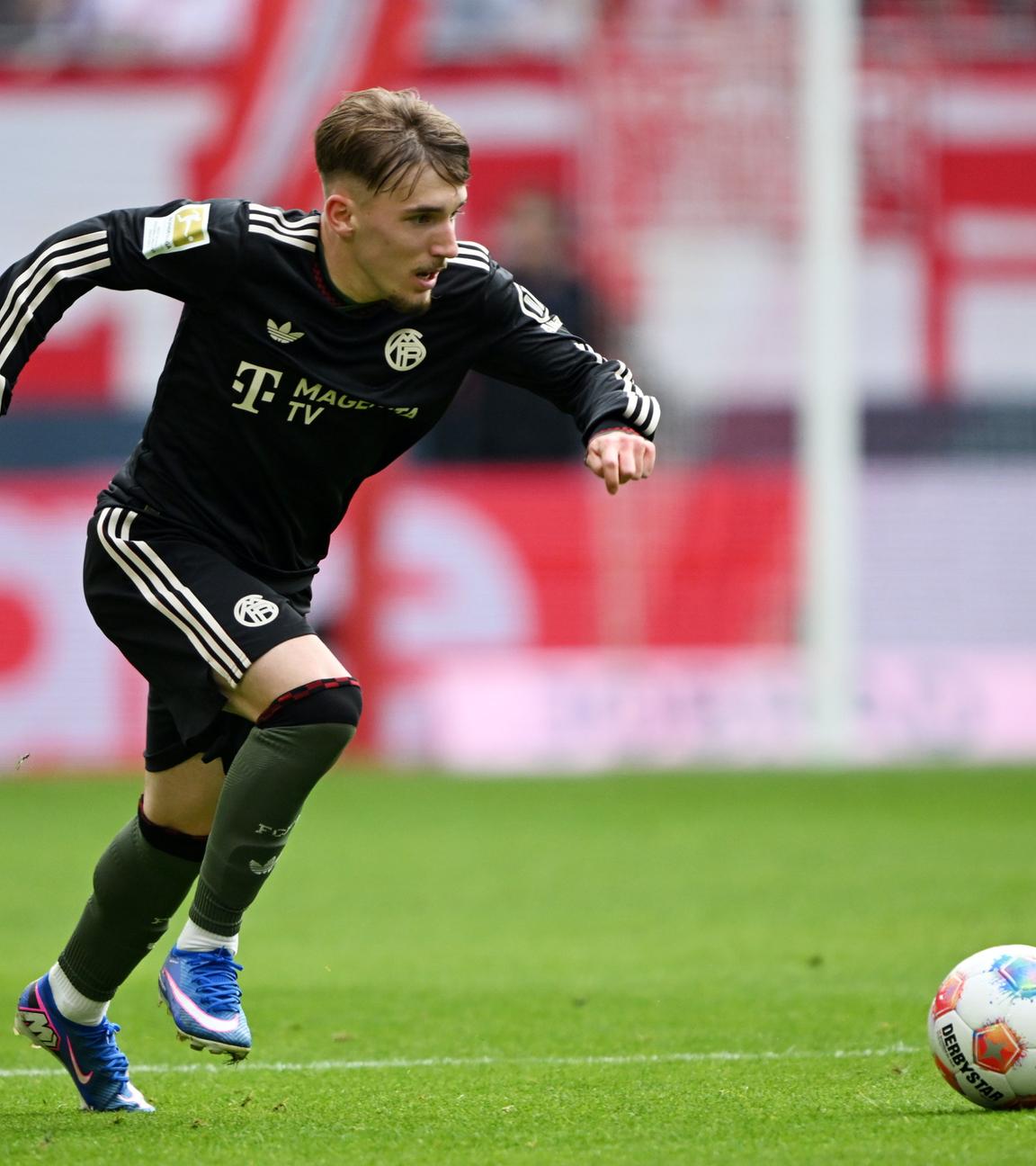 SC Freiburg gegen FC Bayern München. Lennart Karl (FC Bayern München) im Spielgeschehen.