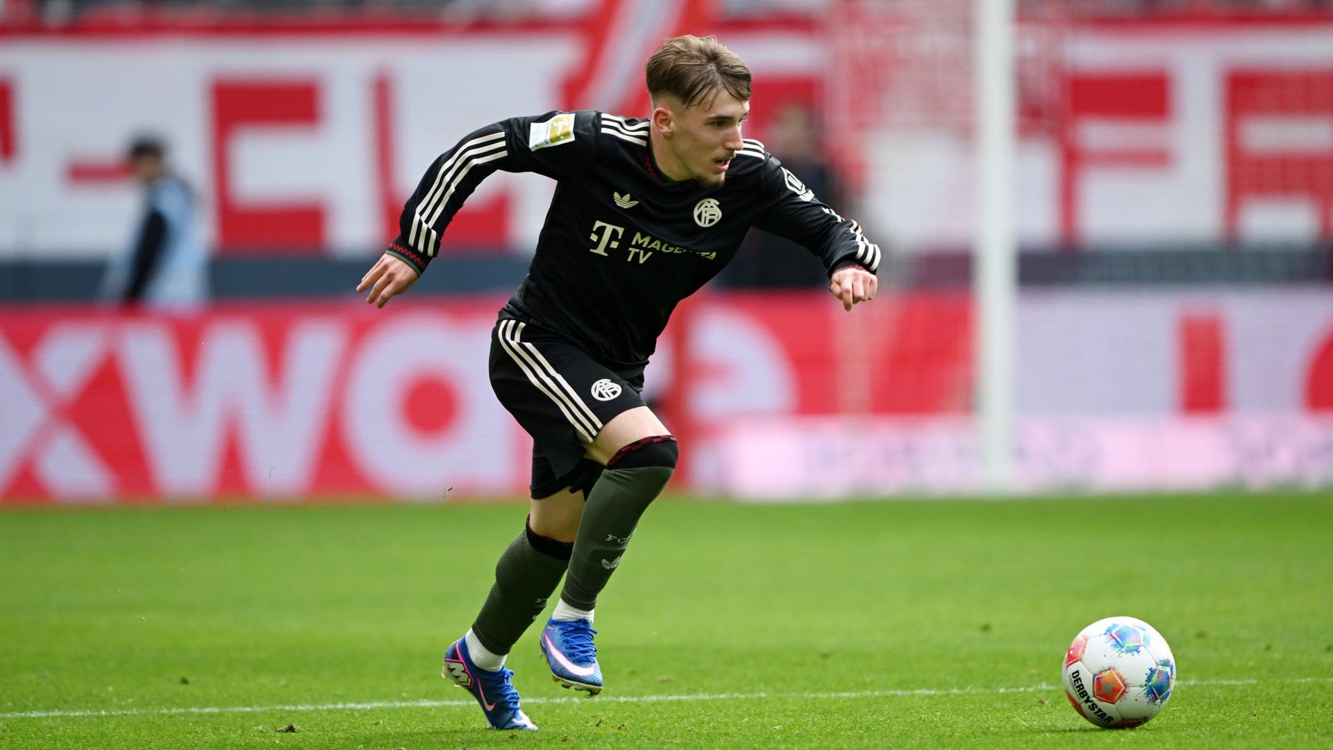 SC Freiburg gegen FC Bayern München. Lennart Karl (FC Bayern München) im Spielgeschehen.