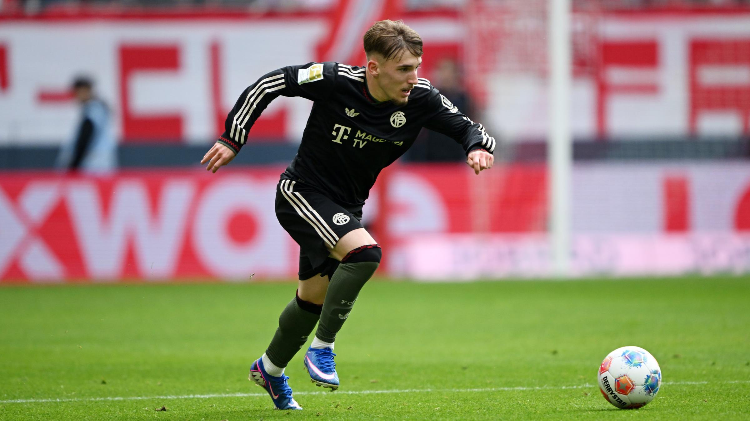 SC Freiburg gegen FC Bayern München. Lennart Karl (FC Bayern München) im Spielgeschehen.