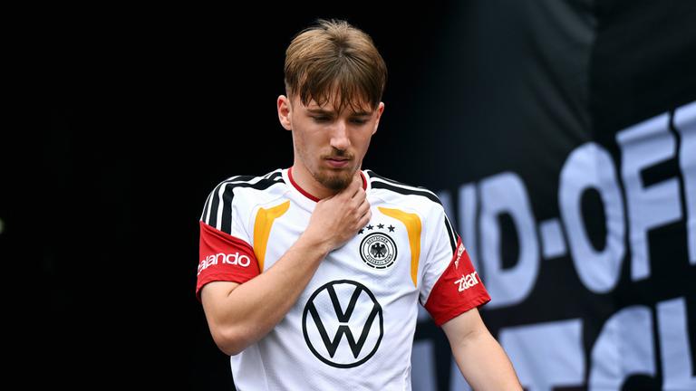 Fußballer Lennart Karl läuft auf das Spielfeld bei dem DFB-Abschlusstraining am 05.06.2026 in Chicago, USA. 