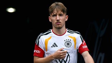 El futbolista Lennart Karl entra al campo durante el entrenamiento final de la DFB el 5 de junio de 2026 en Chicago, Estados Unidos. 