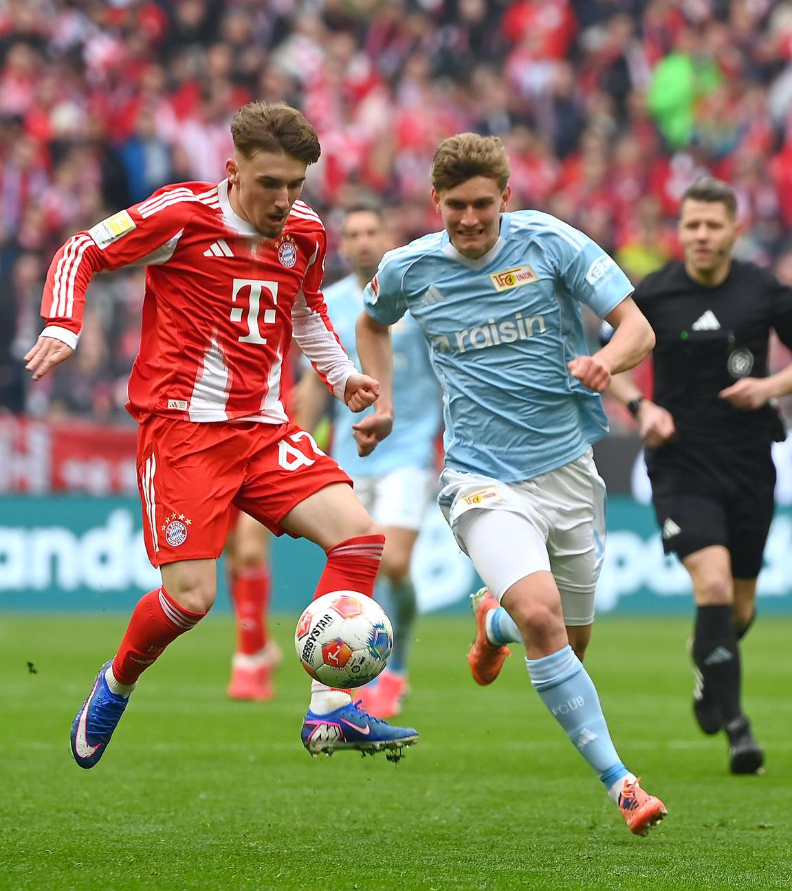 Lennart Karl (Bayern München) und Aljoscha Kemlein (Union Berlin) kämpfen. 