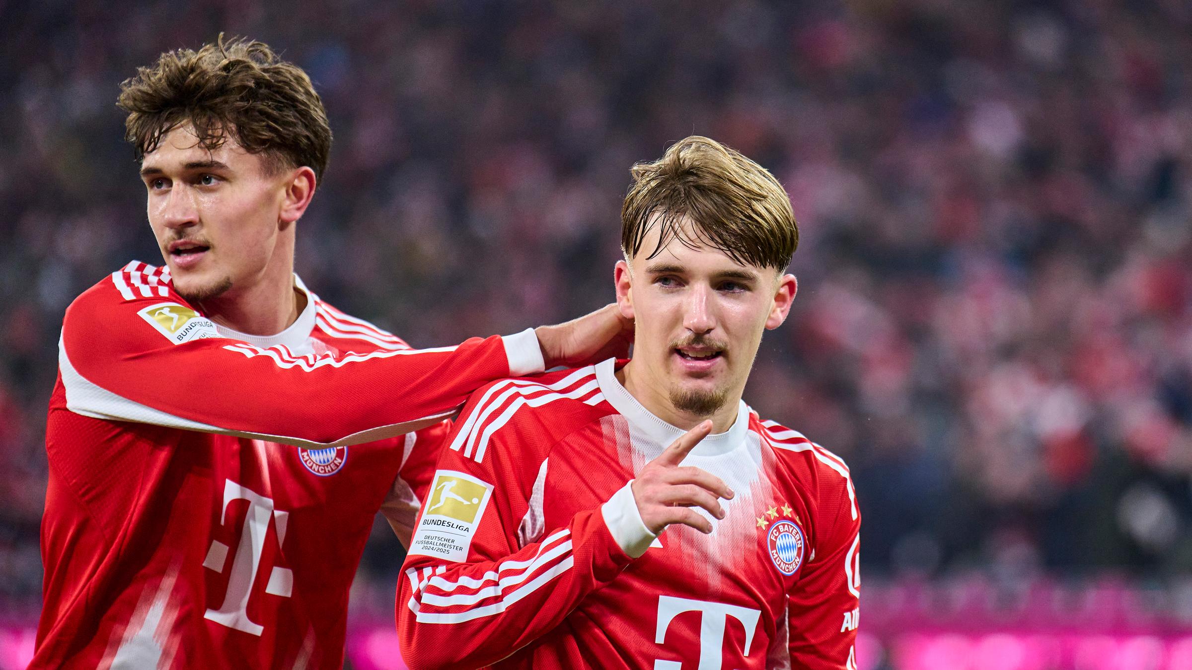 Fußballer Lennart Karl vom FC Bayern München feiert sein 1:0-Tor gegen Mainz gemeinsam mit seinem Kollegen Tom Bischof am 14.12.2025 in der Allianz Arena München.