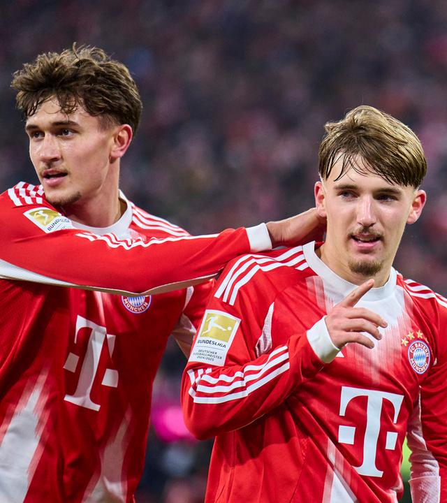 Fußballer Lennart Karl vom FC Bayern München feiert sein 1:0-Tor gegen Mainz gemeinsam mit seinem Kollegen Tom Bischof am 14.12.2025 in der Allianz Arena München.