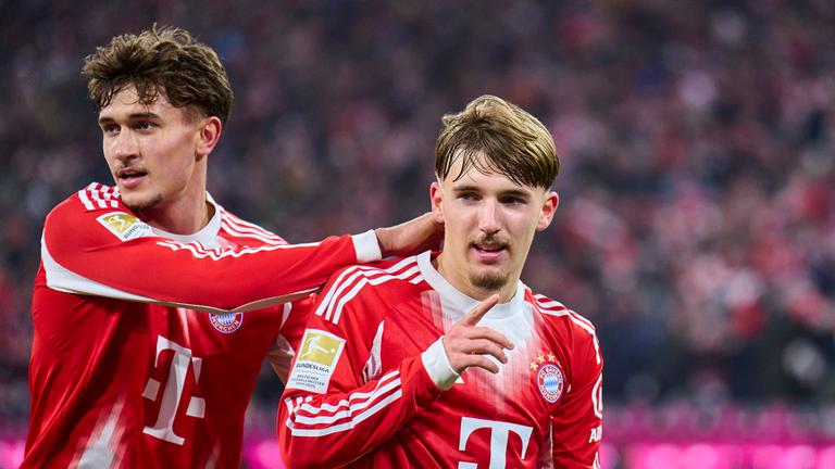 Fußballer Lennart Karl vom FC Bayern München feiert sein 1:0-Tor gegen Mainz gemeinsam mit seinem Kollegen Tom Bischof am 14.12.2025 in der Allianz Arena München.