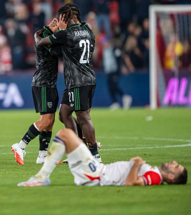 Die Spieler des RC Lens jubeln nach dem 3:2 Sieg gegen Slavia Prag in der Champions League 