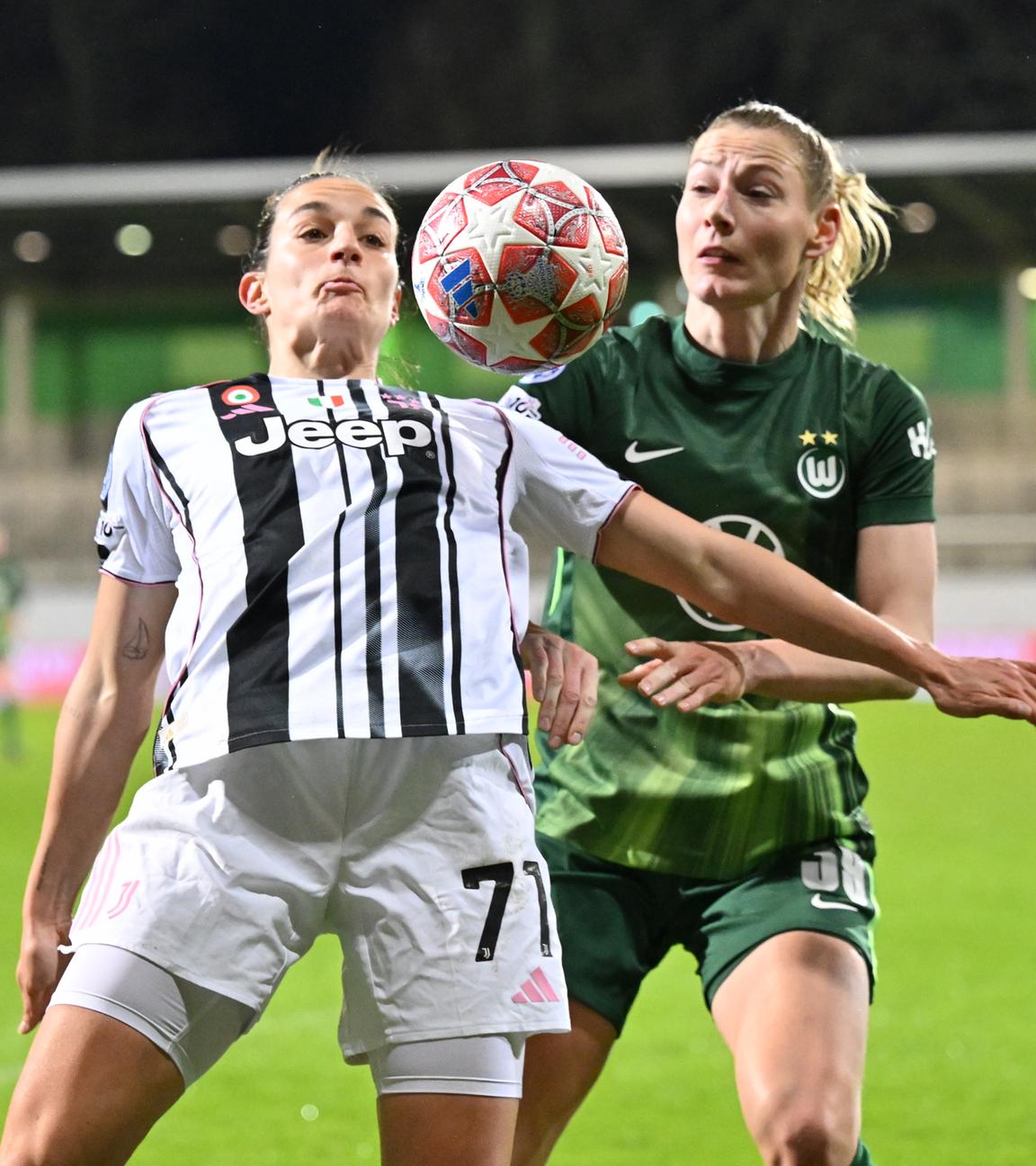 Martina Lenzini und Sarai Linder kämpfen um den Ball am 12.02.2026 in Wolfsburg. 